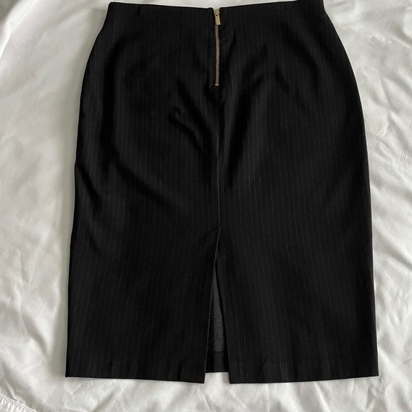 H&M Black Pinstriped pencil skirt. Size L - Picture 3 of 8
